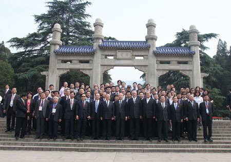 Kuomintang (KMT) Chairman Wu Poh-hsiung (7th R, front) and his delegation pose for photos during their visit to the mausoleum of Dr. Sun Yat-sen in Nanjing, capital of east China's Jiangsu Province, June 1, 2009. Wu visited the mausoleum of Dr. Sun Yat-sen, the founding father of the Kuomintang Party and the forerunner of the anti-feudalism revolution in China, and participated in the activities commemorating the 80th anniversary of the official burial of Dr. Sun in Nanjing on Monday. (Xinhua/Xing Guangli)